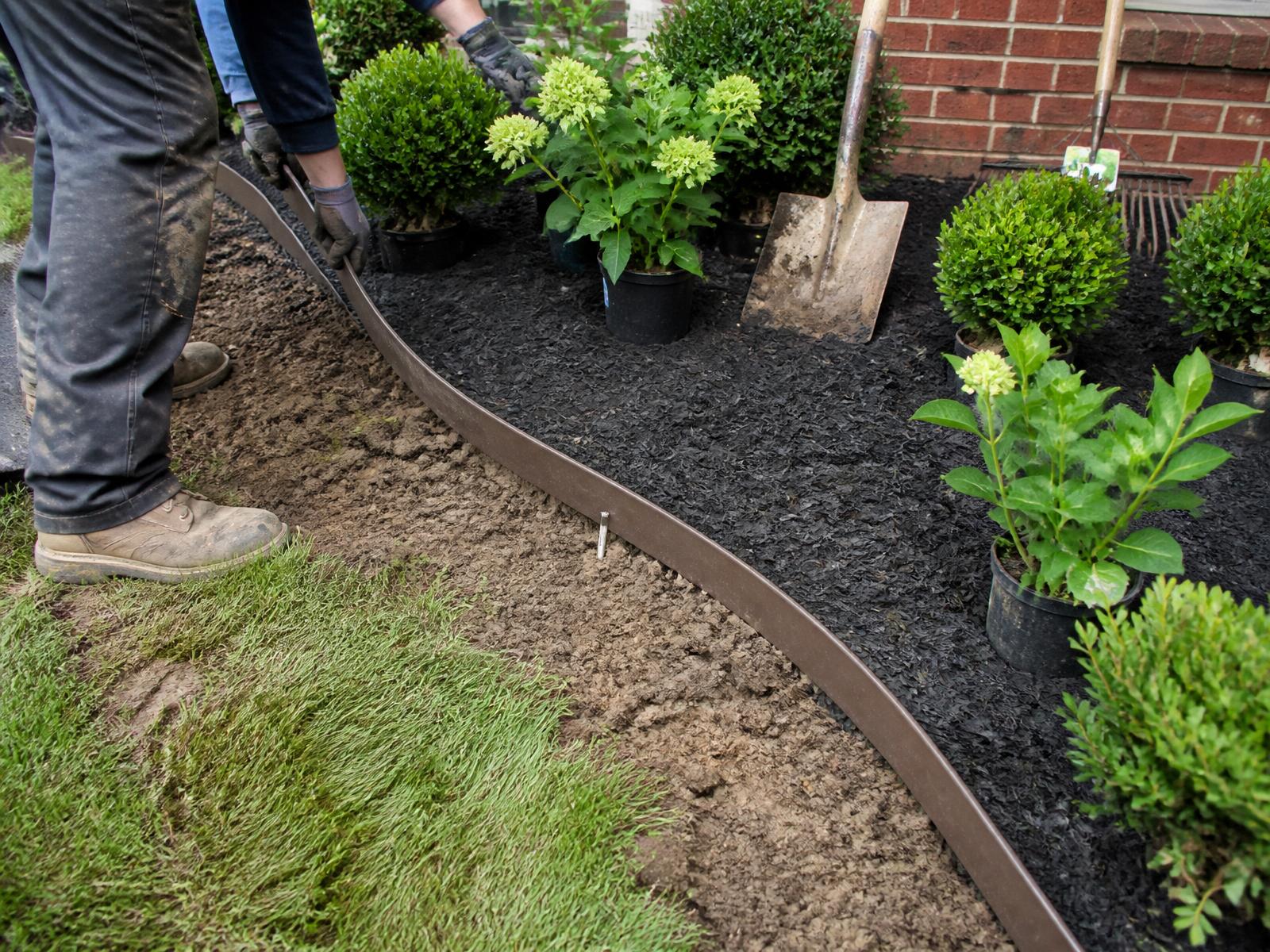 Stage 04: Edge, plant & mulch